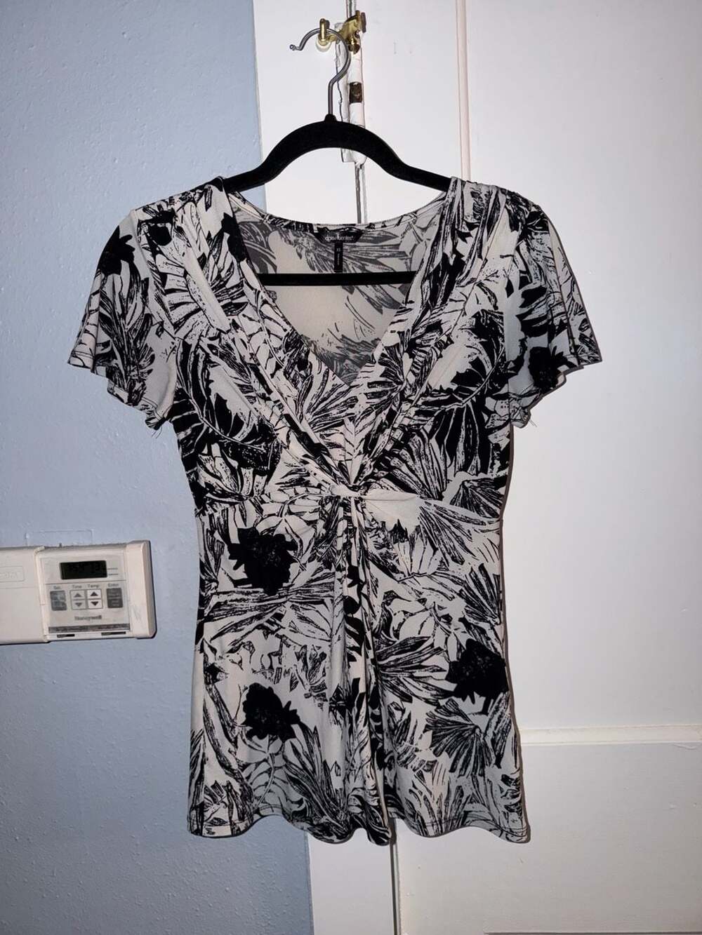 Daisy Fuentes Women's XS Black and White Floral Print Twist Front Top